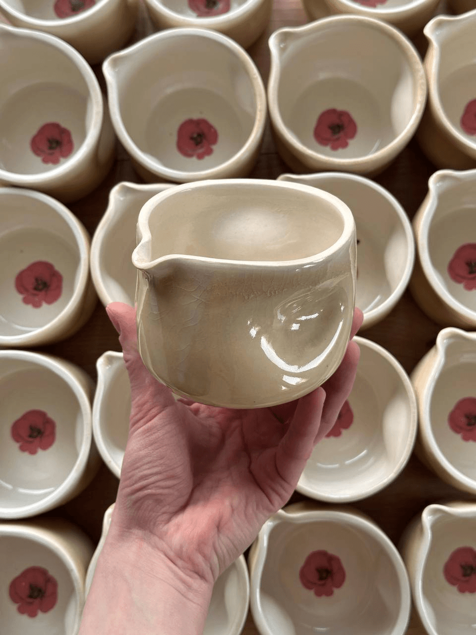Jasne ceramiczne czarki z dzióbkiem i różowym kwiatem wewnątrz dla Ma Matcha