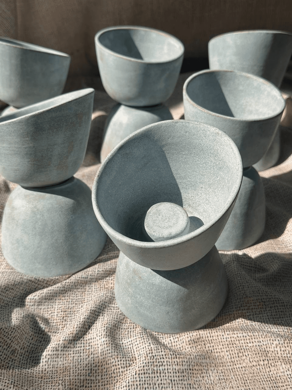Seria szarozielonych ceramicznych czarek do koktajli, stworzona dla ARCO by Paco Pérez