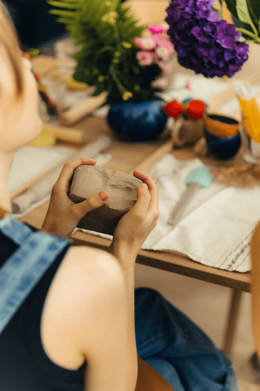 Poznawanie gliny na warsztatach Nickel Ceramics
